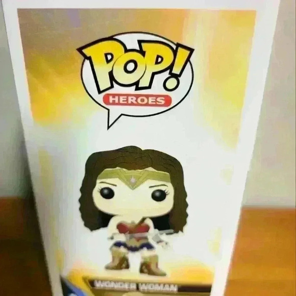 Funko pop batman v. Superman wonder women#86 walmart exclusive - Picture 6 of 6